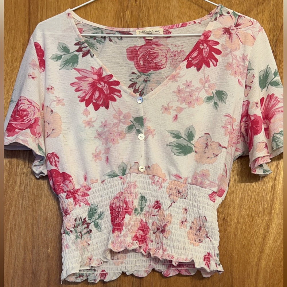 full circle trends adorable floral & flowy top | size medium